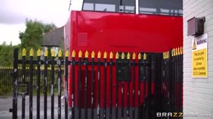 Скриншот №2 к порно видео Пассажир лондонского автобуса трахает красивых шлюх