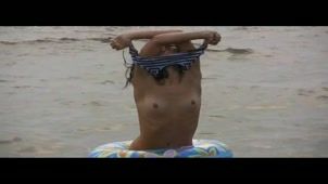 Скриншот №4 к порно видео Девушка-морячка раздевается в воде