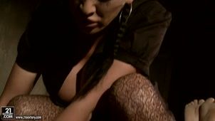 Скриншот №4 к порно видео Зрелая шкура унижает молодую