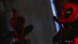 Скриншот №2 к порно видео Человек-паук не только спасает девушек, но и трахает их