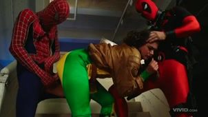 Скриншот №4 к порно видео Человек-паук не только спасает девушек, но и трахает их