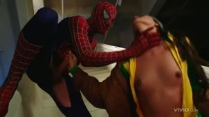 Скриншот №5 к порно видео Человек-паук не только спасает девушек, но и трахает их