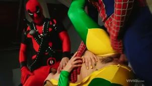 Скриншот №8 к порно видео Человек-паук не только спасает девушек, но и трахает их