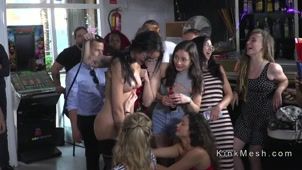 Скриншот №5 к порно видео Борзая групповуха в кафе закрытого вида