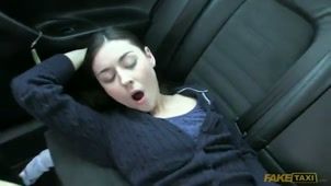 Скриншот №8 к порно видео Пассажирка такси расплатилась за поездку ртом и киской