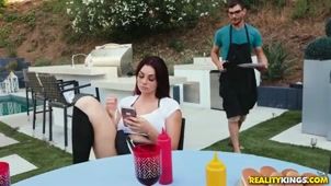Скриншот №2 к порно видео Секс на столе с молодой подружкой