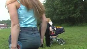 Скриншот №5 к порно видео Молодая задирает топик и юбку демонстрируя сиськи и пизду