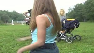 Скриншот №6 к порно видео Молодая задирает топик и юбку демонстрируя сиськи и пизду