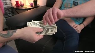 Скриншот №3 к порно видео Продал знакомому свою девушку за 400 зеленки